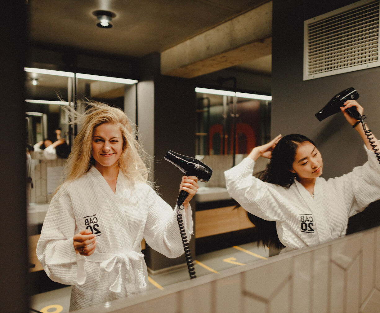 Hotel St. Georg Hamburg CAB20 - Frauen föhnen sich Haare