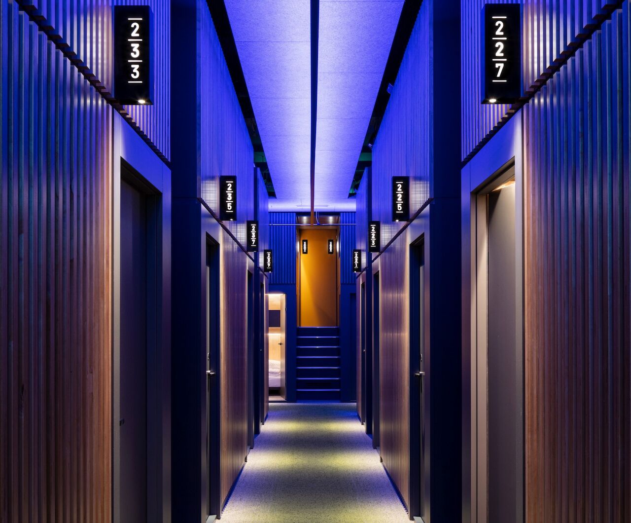 Kabinengang blau beleuchtet von Hotel St. Georg Hamburg CAB20